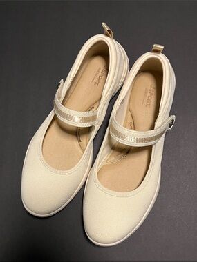 NWOT JSport Mary Jane Flats in Cream